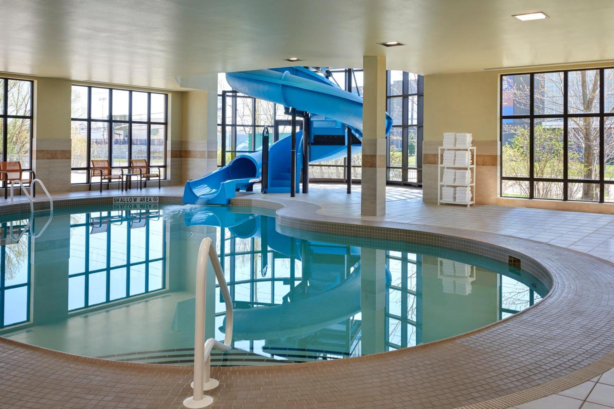מלון Courtyard By Marriott Kingston Highway 401 מראה חיצוני תמונה