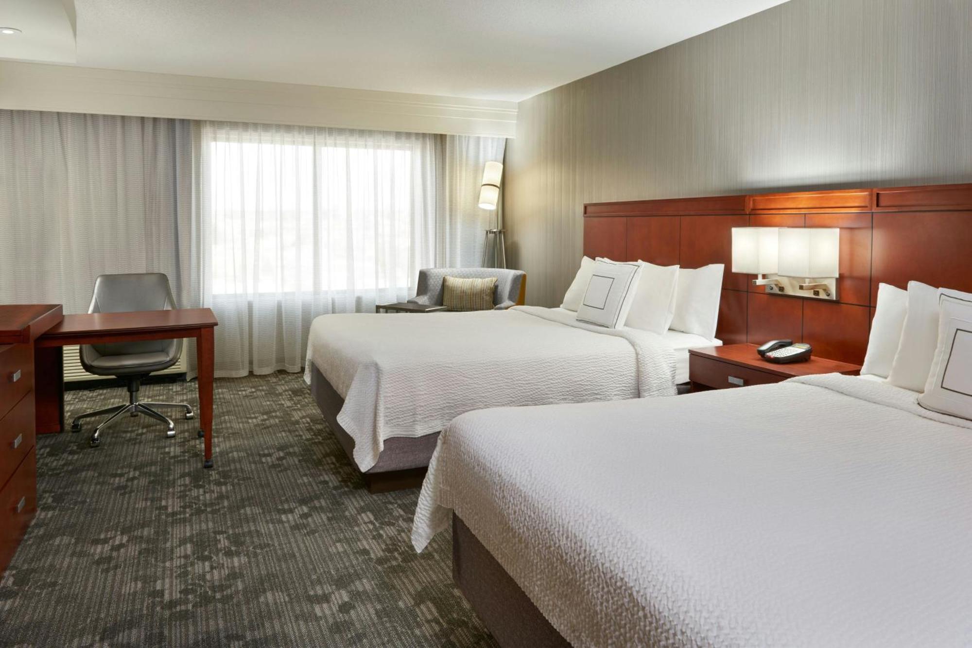 מלון Courtyard By Marriott Kingston Highway 401 מראה חיצוני תמונה