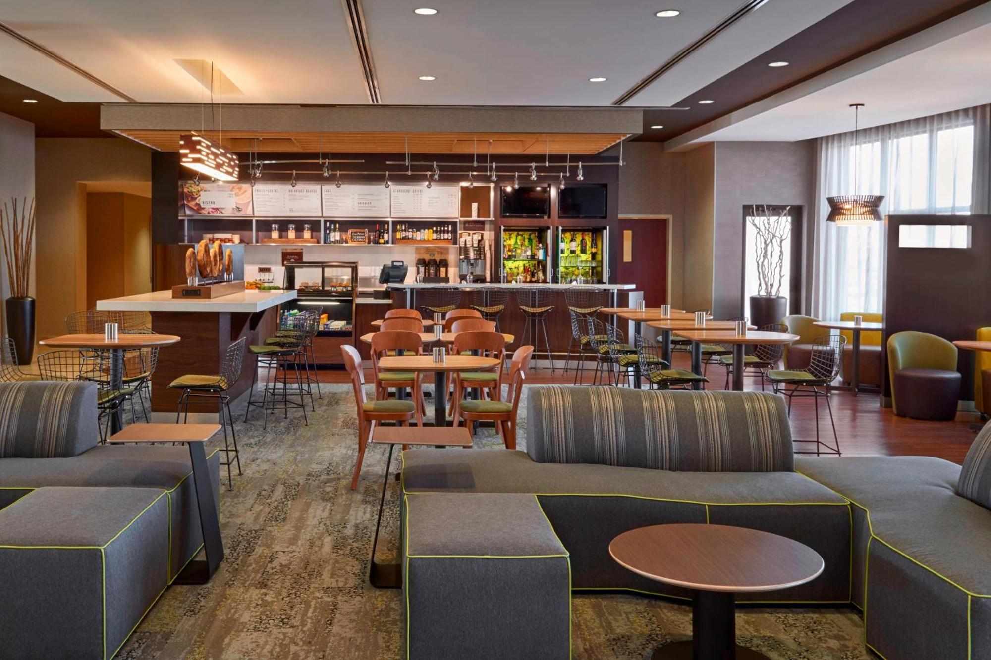 מלון Courtyard By Marriott Kingston Highway 401 מראה חיצוני תמונה