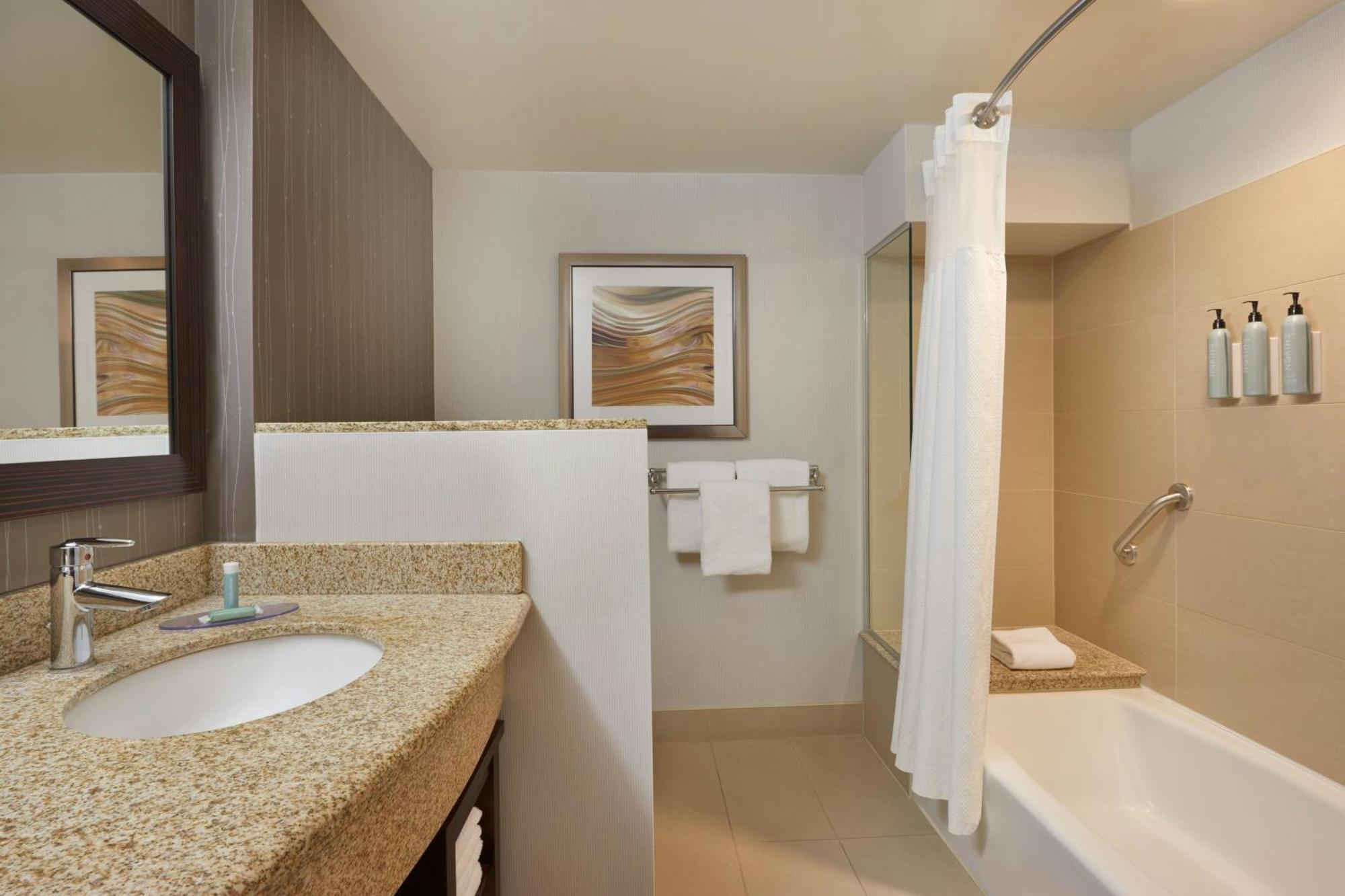 מלון Courtyard By Marriott Kingston Highway 401 מראה חיצוני תמונה