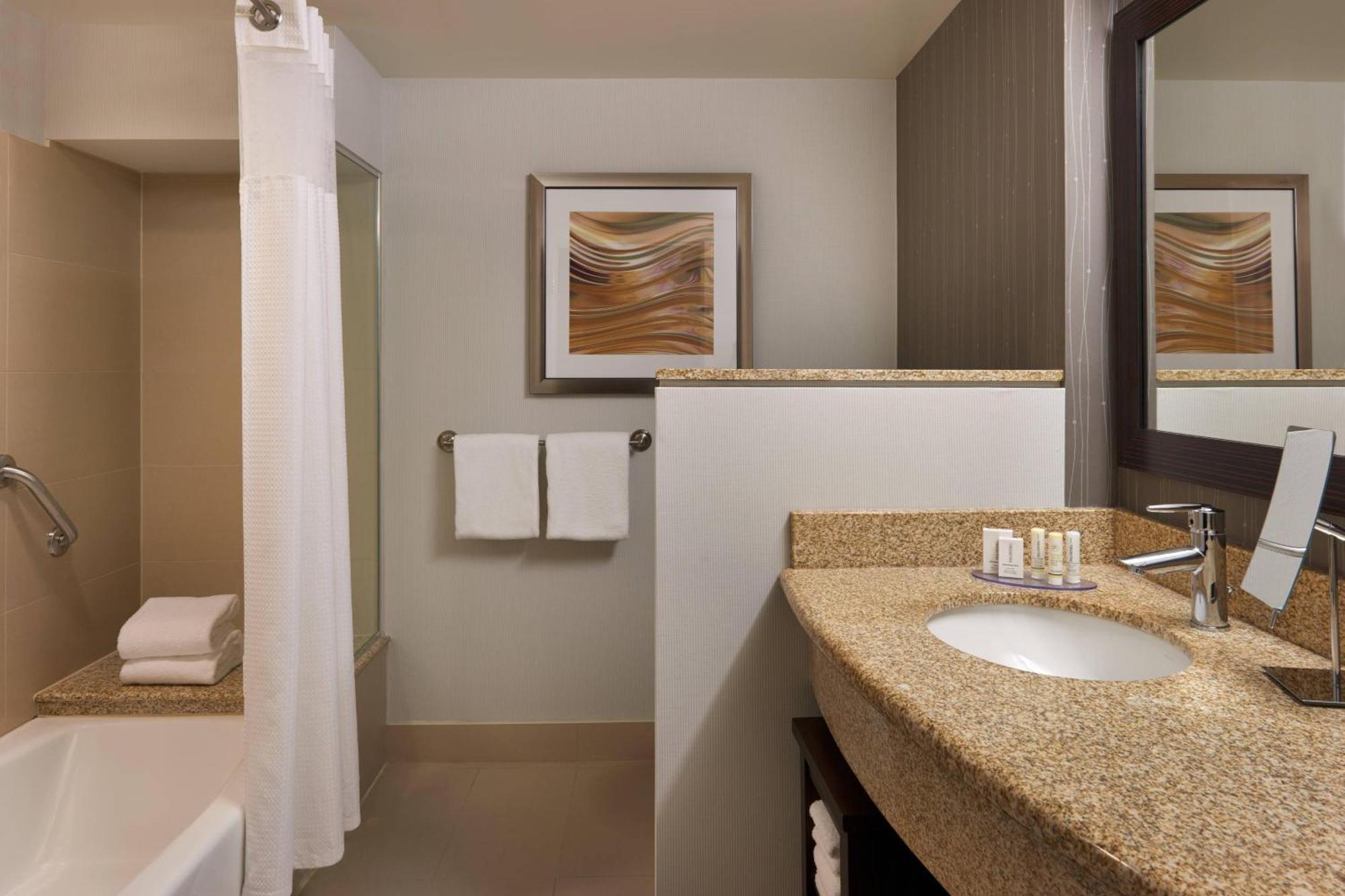 מלון Courtyard By Marriott Kingston Highway 401 מראה חיצוני תמונה