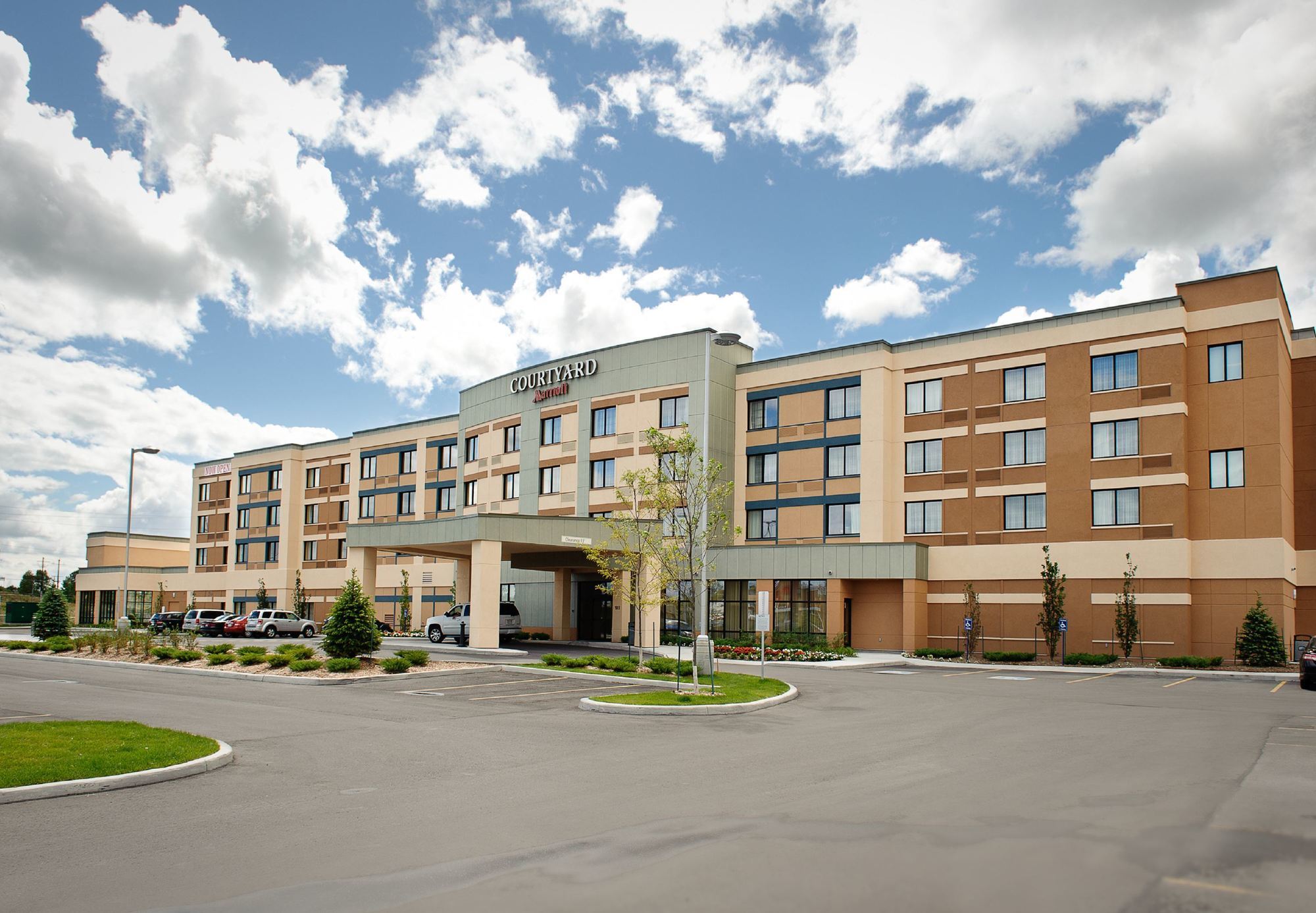 מלון Courtyard By Marriott Kingston Highway 401 מראה חיצוני תמונה